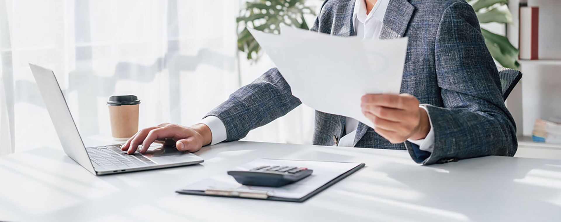 Arbeiten am Schreibtisch und Laptop