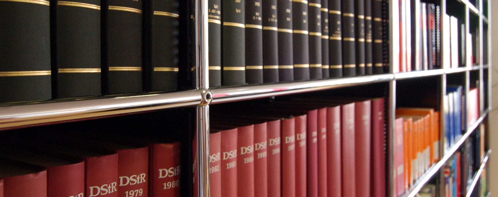 Bücherregal für Steuerrecht
