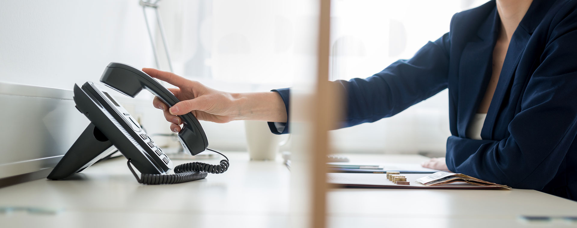 Eine Frau die einen Anruf tätigen möchte