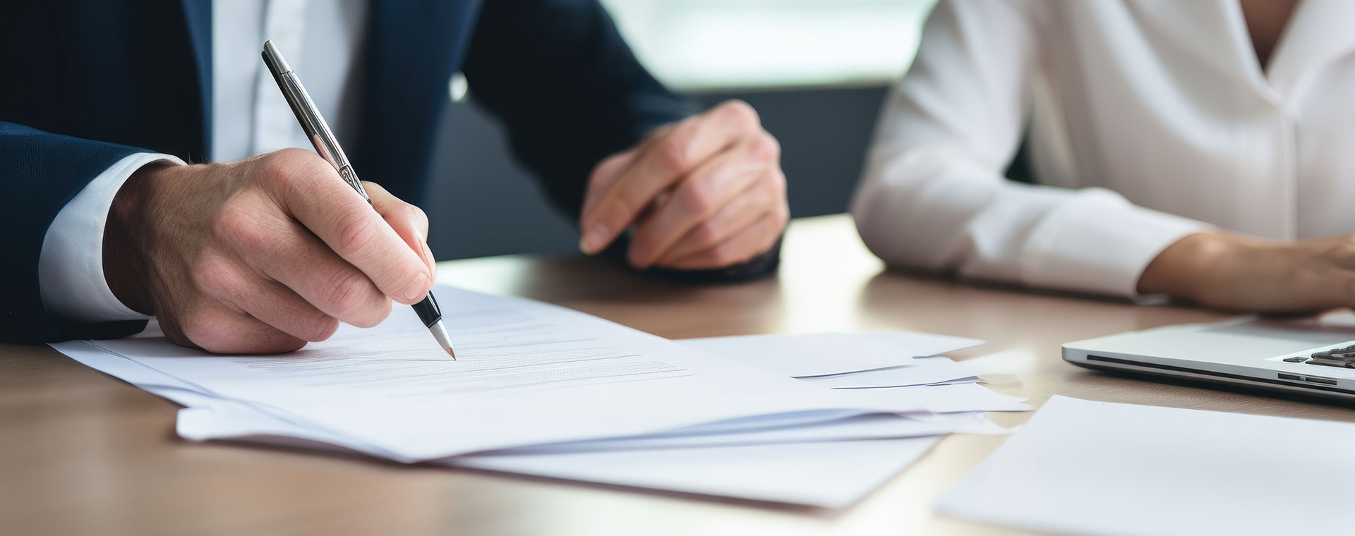 Steuerliche Beratung zwischen Steuerberater und Mandantin